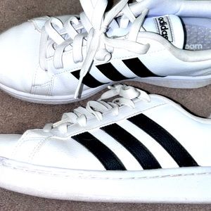 Women’s Adidas Size 9 white with black stripe tennis shoes